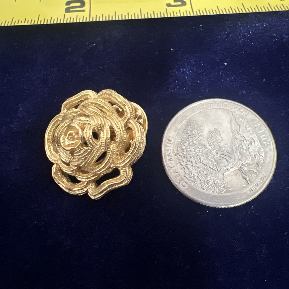 Christian Dior Gold Plated Flower Brooch Pin Vintage Signed (See All Photos!) - Picture 9 of 9